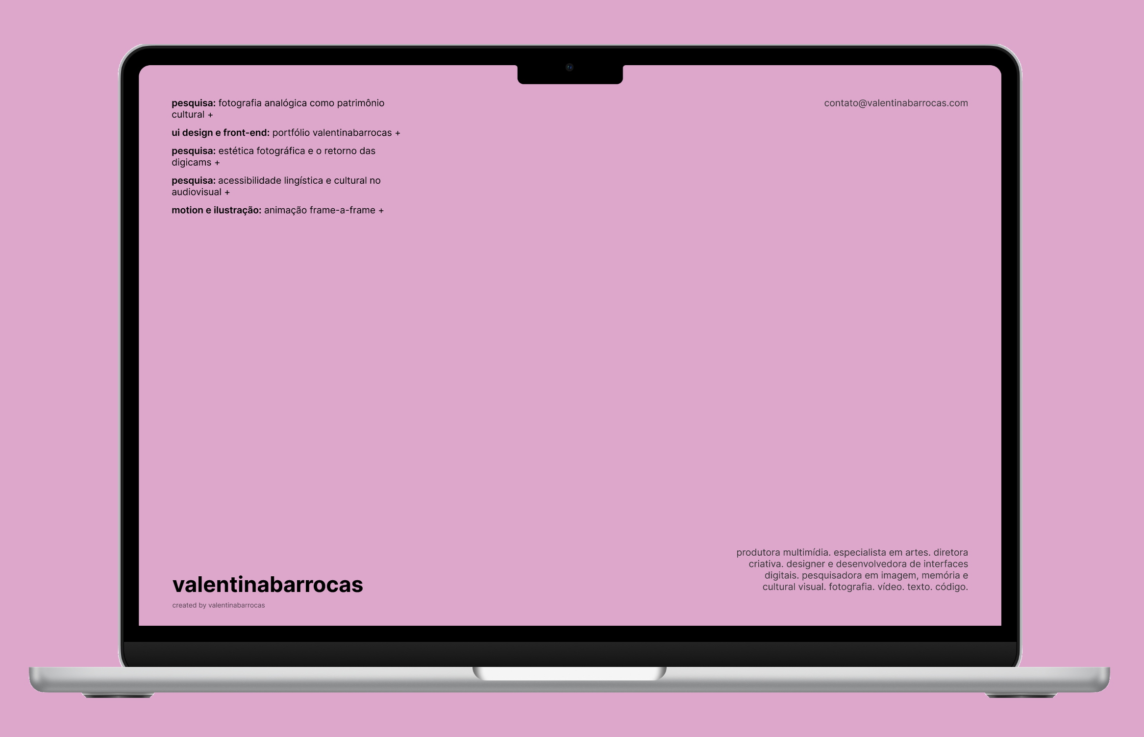 imagem com o mockup do portfólio, em um macbook e sobre um fundo rosa.