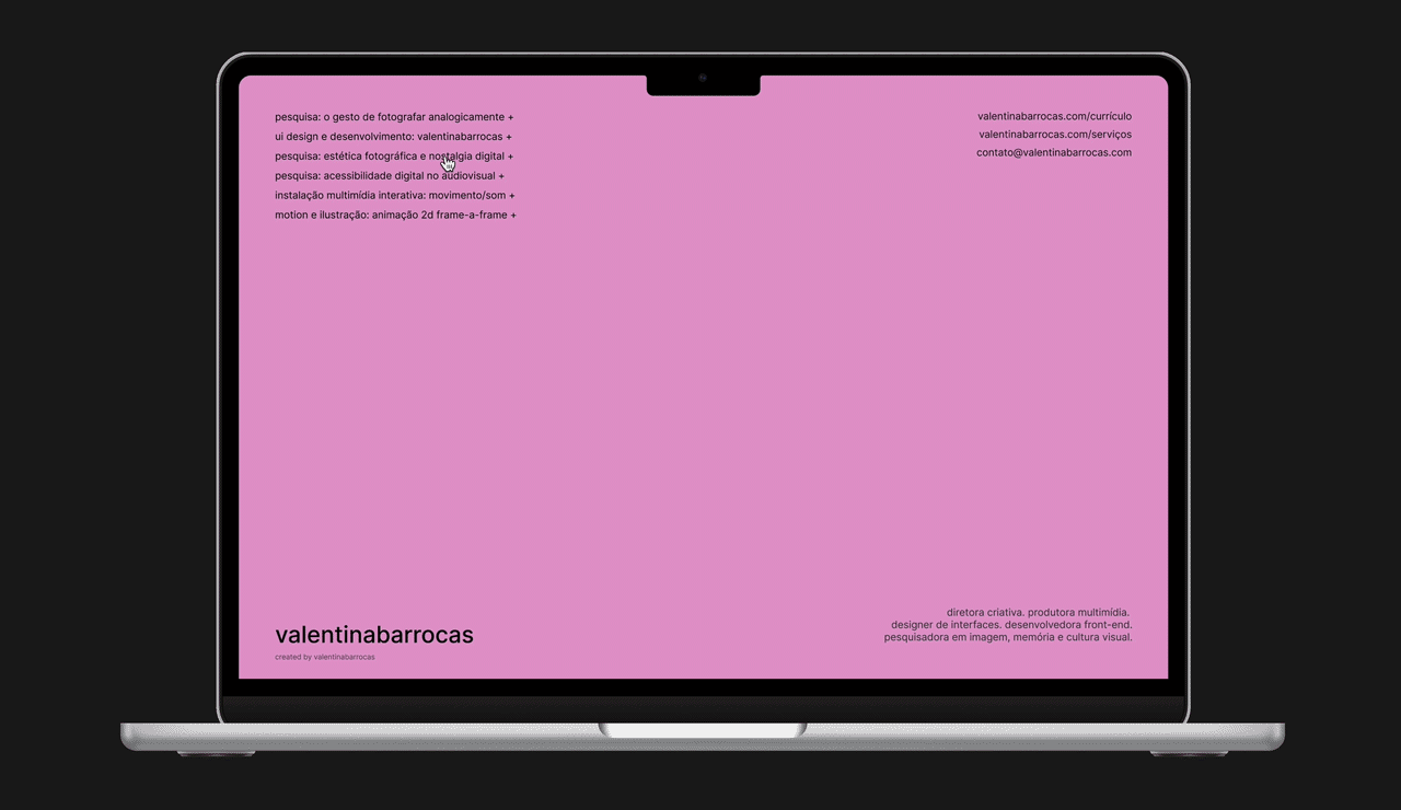 imagem com o mockup do portfólio, em um macbook e sobre um fundo rosa.